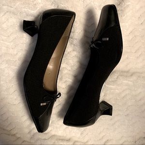 Naturalizer black low heels with bow detail size 5